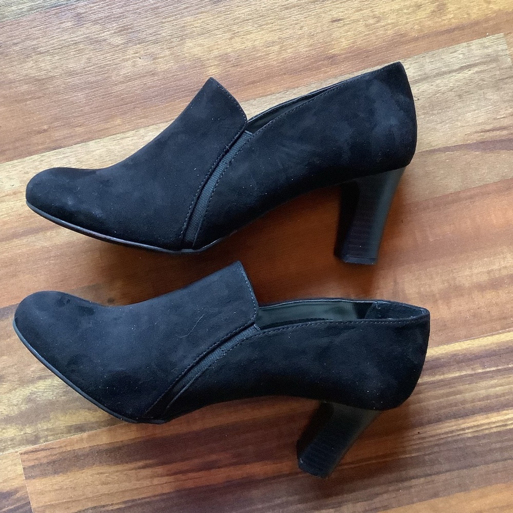 Madeline Stuart Size 8.5 black faux suede slip on stacked heel ankle booties